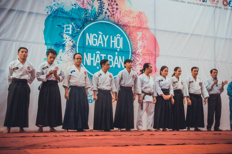 Tiếp nối thành công của các năm trước, “Ngày hội Nhật Bản” năm 2017 với chủ đề “Phiêu lưu” do CLB tiếng Nhật trường ĐH Ngoại Thương TP.HCM FJC đã được tổ chức vào ngày 14/5 vừa qua. 1 ngày hội mô phỏng 4 mùa, 17 gian hàng, 20 đối tác và hơn 2.000 vé được bán ra là những con số cực kì ấn tượng về ngày hội này. Sức hấp dẫn của “Ngày hội Nhật Bản 2017” không chỉ đến từ chủ đề “Phiêu lưu” mô phỏng lại những chuyến đi qua nhiều khung cảnh và thời gian mà còn qua những hoạt động giao lưu văn hóa đầy màu sắc và tràn ngập niềm vui. Hãy cùng Kilala điểm lại những khoảnh khắc đáng nhớ trong chuyến “Phiêu lưu” năm nay nhé! ngà hội nhật bản 2017 ngà hội nhật bản 2017 ngà hội nhật bản 2017 ngà hội nhật bản 2017 ngà hội nhật bản 2017 Tiếp nối thành công của các năm trước, “Ngày hội Nhật Bản” năm 2017 với chủ đề “Phiêu lưu” do CLB tiếng Nhật trường ĐH Ngoại Thương TP.HCM FJC đã được tổ chức vào ngày 14/5 vừa qua. 1 ngày hội mô phỏng 4 mùa, 17 gian hàng, 20 đối tác và hơn 2.000 vé được bán ra là những con số cực kì ấn tượng về ngày hội này. Sức hấp dẫn của “Ngày hội Nhật Bản 2017” không chỉ đến từ chủ đề “Phiêu lưu” mô phỏng lại những chuyến đi qua nhiều khung cảnh và thời gian mà còn qua những hoạt động giao lưu văn hóa đầy màu sắc và tràn ngập niềm vui. Hãy cùng Kilala điểm lại những khoảnh khắc đáng nhớ trong chuyến “Phiêu lưu” năm nay nhé! ngà hội nhật bản 2017 ngà hội nhật bản 2017 ngà hội nhật bản 2017 ngà hội nhật bản 2017 ngà hội nhật bản 2017
